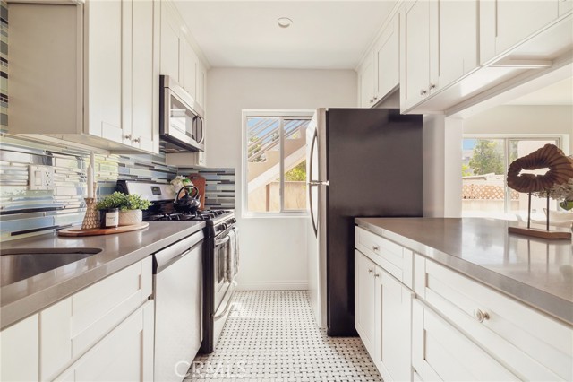 Detail Gallery Image 4 of 26 For 1918 11th St #D,  Santa Monica,  CA 90404 - 2 Beds | 2 Baths