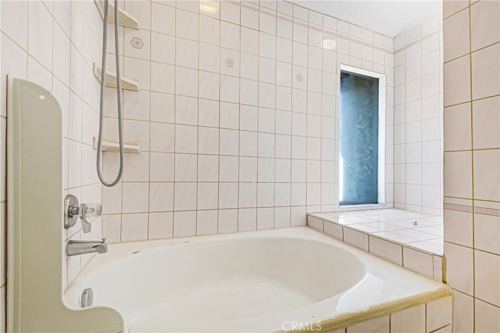 https://media.crmls.org/medias/3bde8ab4-6ed0-461a-acfd-67679b85fea1.jpg?preset=X-Large