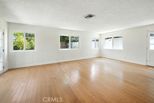8846 Laramie Avenue, Winnetka CA: https://media.crmls.org/medias/3be012f0-1785-4803-9174-1b000d00aac6.jpg