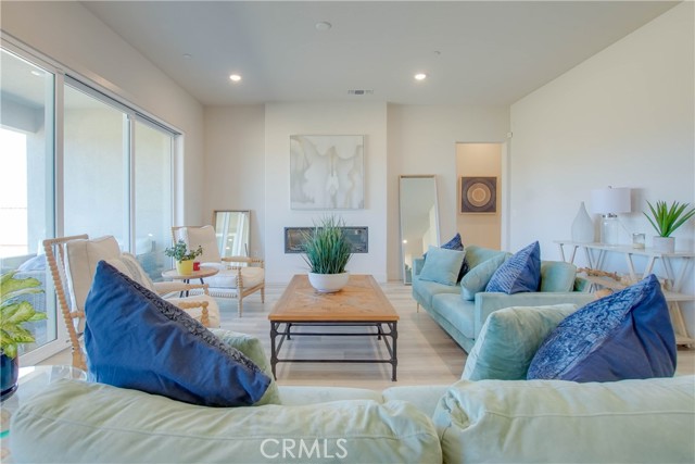 208 Luna Way, Hollister CA: https://media.crmls.org/medias/3be17d51-9d26-4d9f-b874-6bd3c24093f3.jpg