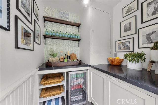 1012 10th Street, Manhattan Beach CA: https://media.crmls.org/medias/3be21965-049e-418f-a140-0de298d07008.jpg