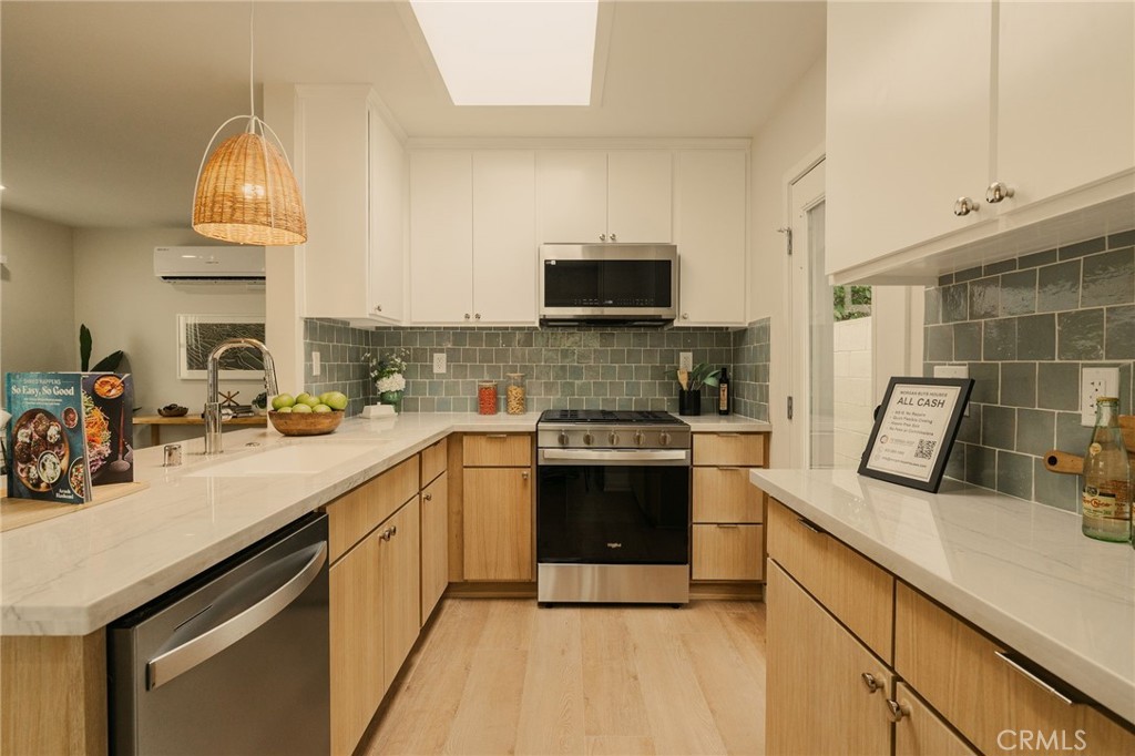 https://media.crmls.org/medias/3be4915d-8377-4913-adf8-65ba743b00ee.jpg?preset=X-Large