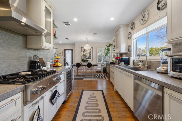 10340 Margate Street, North Hollywood CA: https://media.crmls.org/medias/3be757af-11ad-440b-9d5d-17914d1c5554.jpg