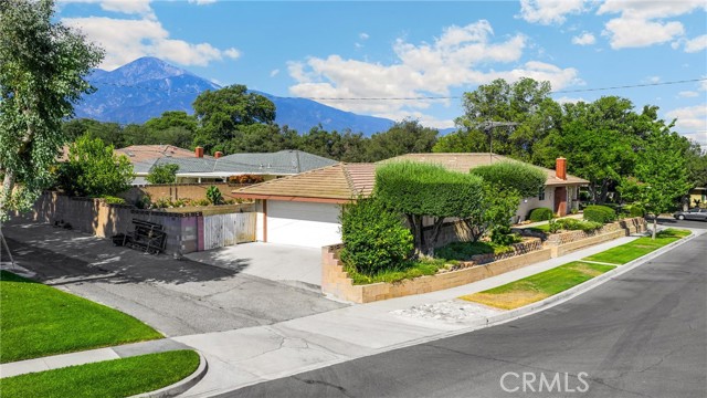 1753 N Albright Avenue, Upland CA: https://media.crmls.org/medias/3be78392-5f2d-40f7-bce7-5633e0d0b5bb.jpg