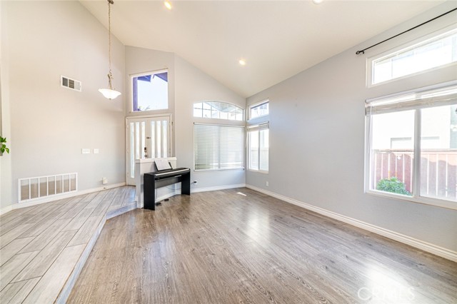 Detail Gallery Image 4 of 22 For 22936 Brookhollow, Moreno Valley,  CA 92557 - 4 Beds | 2/1 Baths