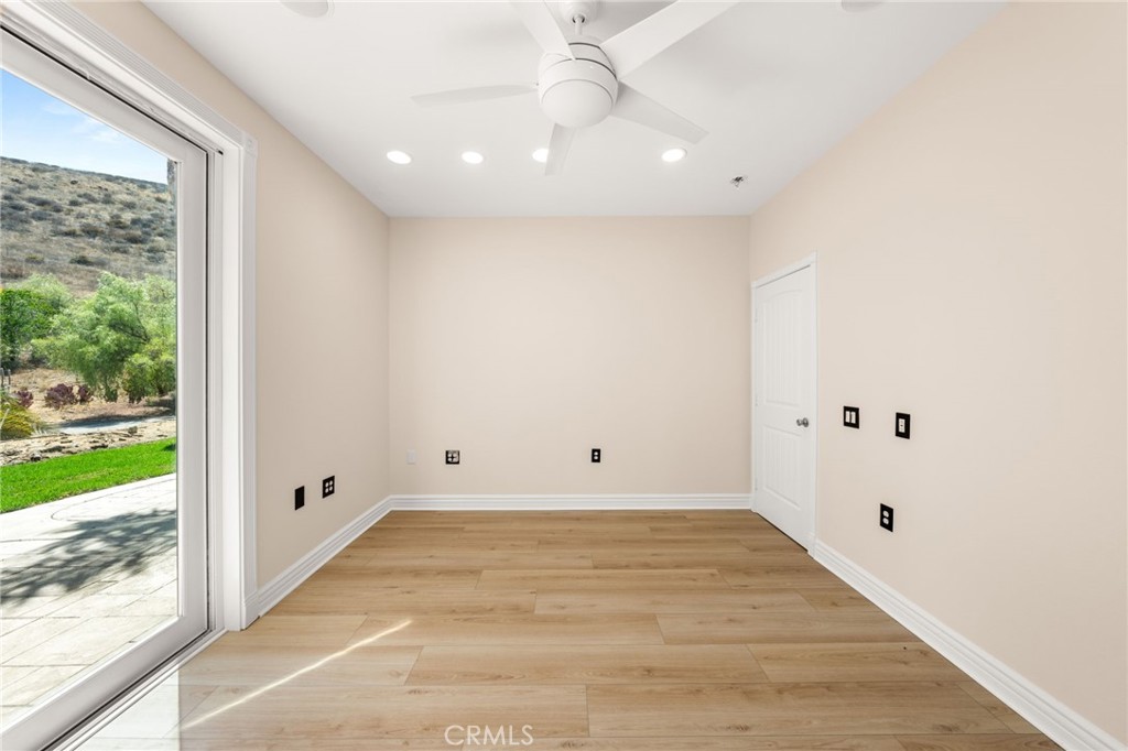 https://media.crmls.org/medias/3be8cfbb-ca76-4d61-9c79-7011d51f60d5.jpg?preset=X-Large
