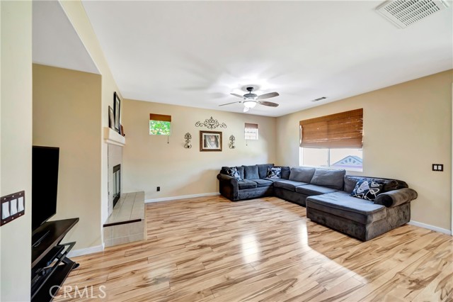 Detail Gallery Image 13 of 56 For 1791 Hideaway Pl, Palmdale,  CA 93551 - 3 Beds | 3 Baths