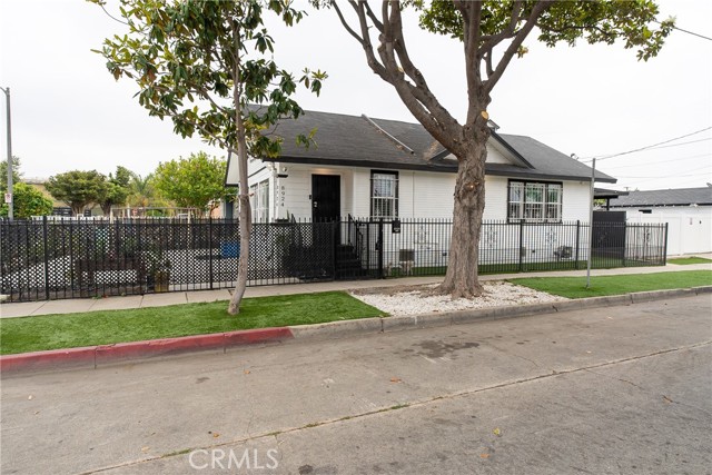 8924 Towne Avenue, Los Angeles CA: https://media.crmls.org/medias/3bea839c-4589-41c3-9038-3b930f364f06.jpg