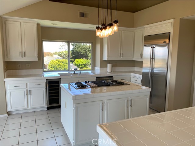 6 Saros, Irvine CA: https://media.crmls.org/medias/3bef067a-c162-4f17-b096-413fdaa263cb.jpg