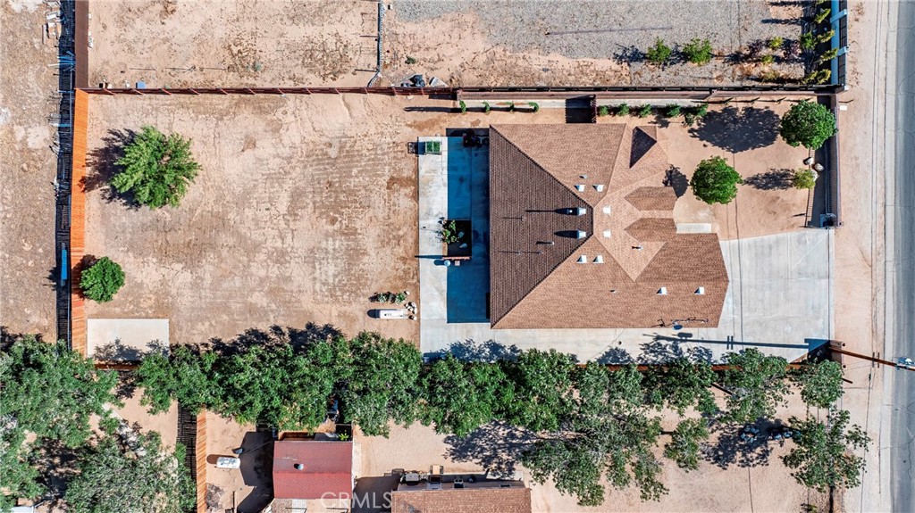 https://media.crmls.org/medias/3bef420e-d47f-494d-b063-51650cede48d.jpg?preset=X-Large