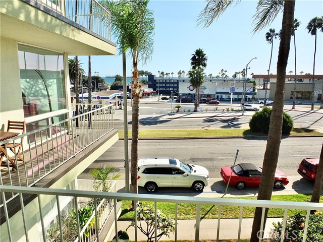 Detail Gallery Image 1 of 12 For 3901 E Livingston Dr #304,  Long Beach,  CA 90803 - 2 Beds | 2 Baths