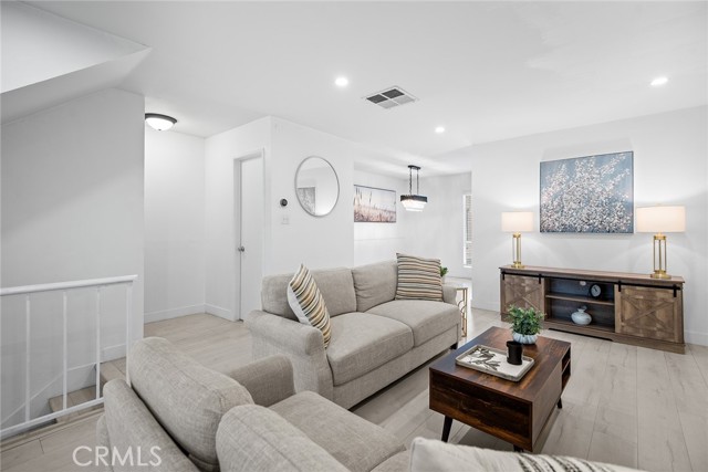 Detail Gallery Image 6 of 23 For 9901 Independence Ave #D,  Chatsworth,  CA 91311 - 2 Beds | 2 Baths