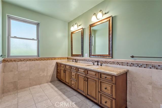 18267 Valley Vista Boulevard, Tarzana CA: https://media.crmls.org/medias/3bf3402d-25ca-48fd-91ab-c3f8ee3abe83.jpg