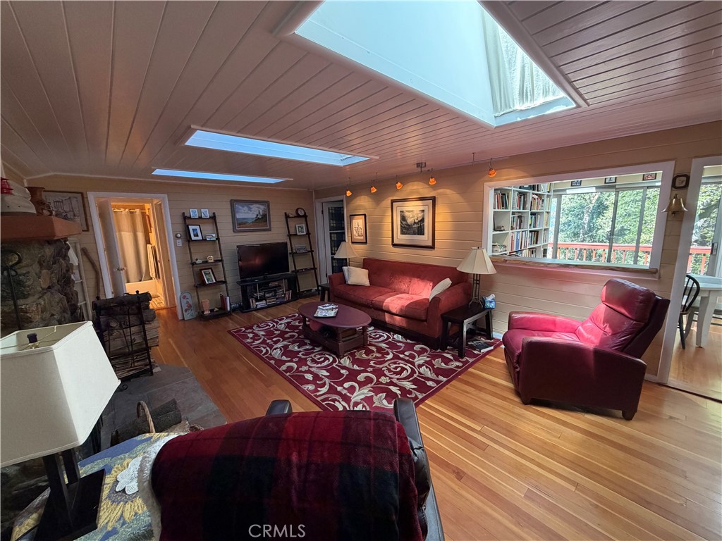 https://media.crmls.org/medias/3bf56e46-c7b0-4ab9-a9cf-2137a2b0f3bc.jpg?preset=X-Large