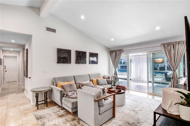20200 Clark Street, Woodland Hills CA: https://media.crmls.org/medias/3bf7b29b-2ced-47c8-a1ff-163167efb484.jpg