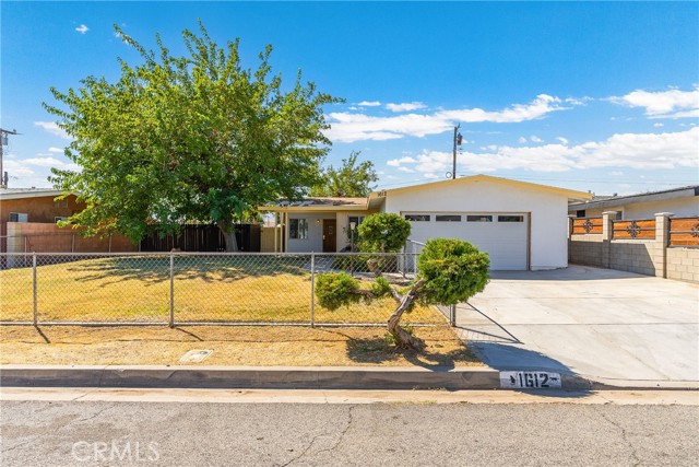 Detail Gallery Image 2 of 23 For 1612 E Avenue Q11, Palmdale,  CA 93550 - 3 Beds | 2 Baths