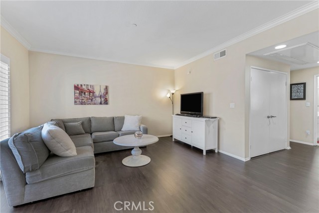 Detail Gallery Image 9 of 30 For 3003 W Riverside Dr #201,  Burbank,  CA 91505 - 2 Beds | 2 Baths
