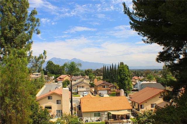 19 Black Oak Drive, Phillips Ranch CA: https://media.crmls.org/medias/3bff2e44-5999-4740-a21f-cbea41420b99.jpg