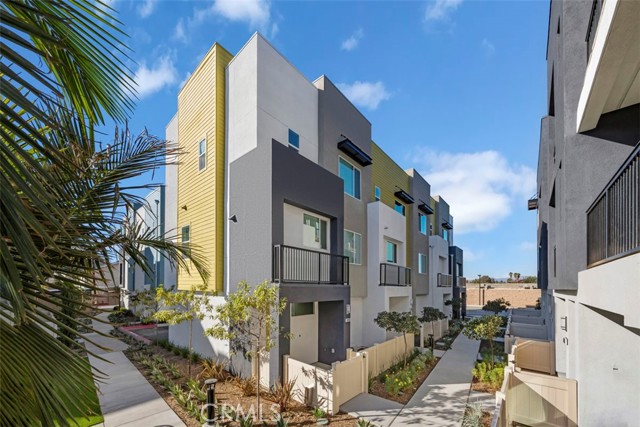 Detail Gallery Image 3 of 3 For 1097 N Harbor Bld, Anaheim,  CA 92801 - 3 Beds | 3 Baths