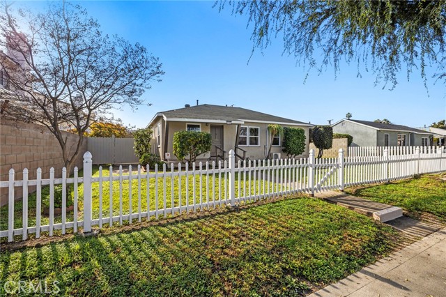 Detail Gallery Image 2 of 45 For 2100 W Valencia Dr, Fullerton,  CA 92833 - 3 Beds | 1 Baths