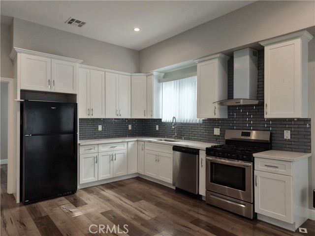 Detail Gallery Image 4 of 7 For 5743 Fulcher, North Hollywood,  CA 91601 - 4 Beds | 4 Baths