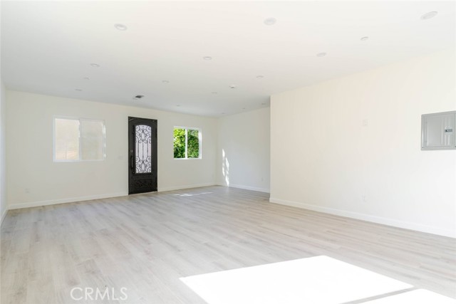 Detail Gallery Image 8 of 28 For 17426 Roscoe Bld, Northridge,  CA 91325 - 3 Beds | 2/1 Baths