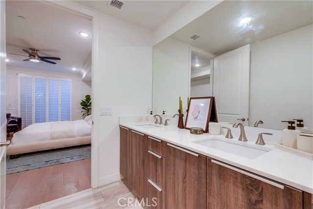 Detail Gallery Image 27 of 33 For 5253 Vantage Ave #105,  Valley Village,  CA 91607 - 4 Beds | 2 Baths