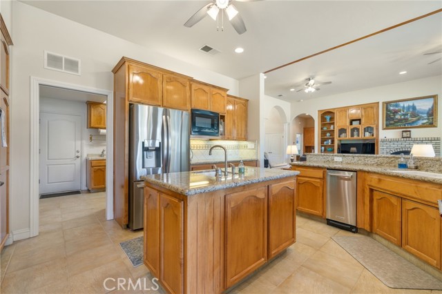 Detail Gallery Image 15 of 54 For 13946 Santa Fe Ct, Bakersfield,  CA 93314 - 4 Beds | 3 Baths