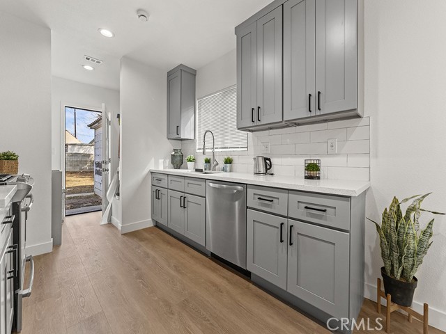 Detail Gallery Image 23 of 36 For 1411 W 7th St, Santa Ana,  CA 92703 - 6 Beds | 4 Baths