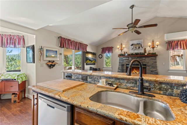 Detail Gallery Image 4 of 18 For 26520 Walnut Hills Dr, Lake Arrowhead,  CA 92391 - 3 Beds | 2/1 Baths