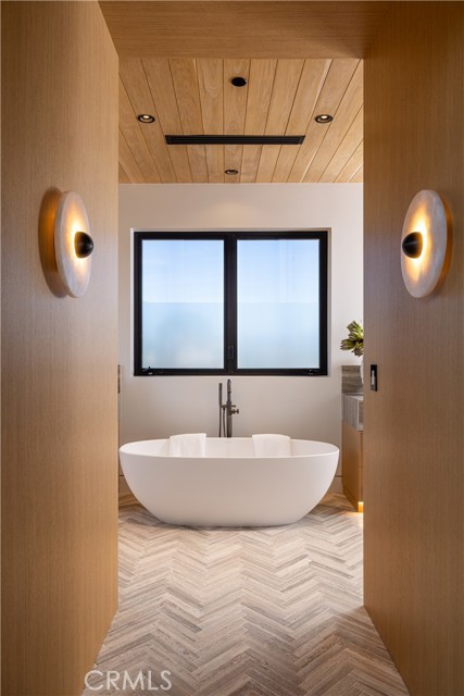 Detail Gallery Image 25 of 48 For 2100 Windward Ln, Newport Beach,  CA 92660 - 5 Beds | 5/3 Baths