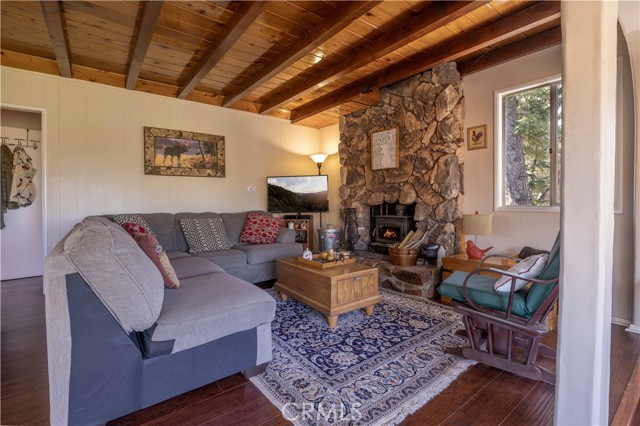 Detail Gallery Image 8 of 43 For 43418 Ridge Crest Dr, Big Bear Lake,  CA 92315 - 2 Beds | 2 Baths