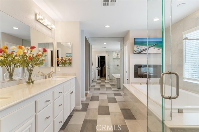 7681 Stonegate Drive, Eastvale CA: https://media.crmls.org/medias/3c1dc4ad-efdc-4802-a8d8-e7f3fe740046.jpg