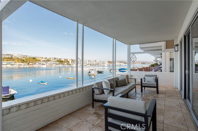 310 Via Lido Nord, Newport Beach CA: https://media.crmls.org/medias/3c1e4b96-e667-4f2b-b52a-56b6b6f29bbb.jpg