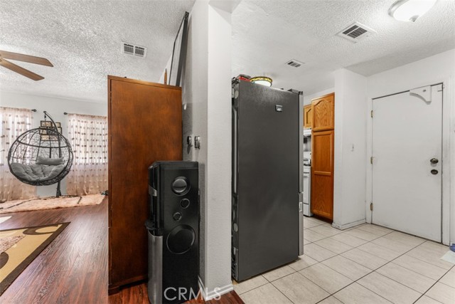 Detail Gallery Image 8 of 24 For 2330 W Lincoln St, Long Beach,  CA 90810 - 3 Beds | 2 Baths