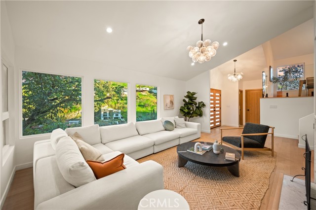 Detail Gallery Image 3 of 24 For 3947 Sumac Dr, Sherman Oaks,  CA 91403 - 4 Beds | 4/1 Baths