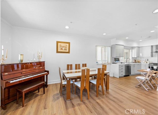 Detail Gallery Image 3 of 19 For 565 E San Jose Ave #204,  Burbank,  CA 91501 - 2 Beds | 3 Baths