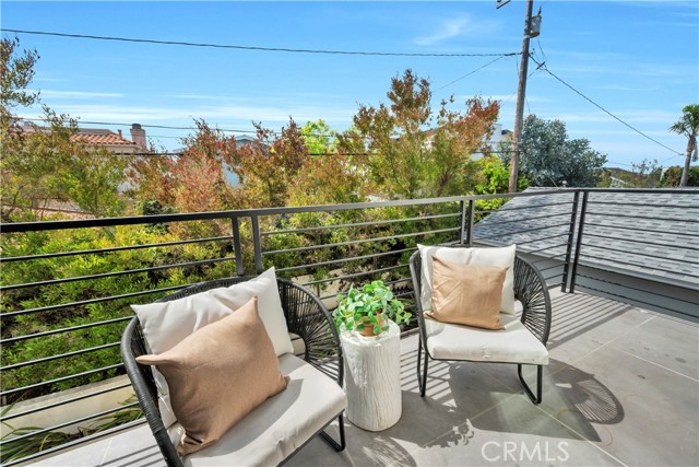 332 Avenue E, Redondo Beach, California 90277, 5 Bedrooms Bedrooms, ,6 BathroomsBathrooms,Residential,For Sale,Avenue E,SB26070979