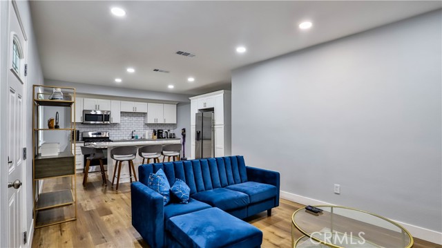 408 S Flower Street, Santa Ana CA: https://media.crmls.org/medias/3c2ae4c0-8757-424a-a181-0d2c4a169427.jpg