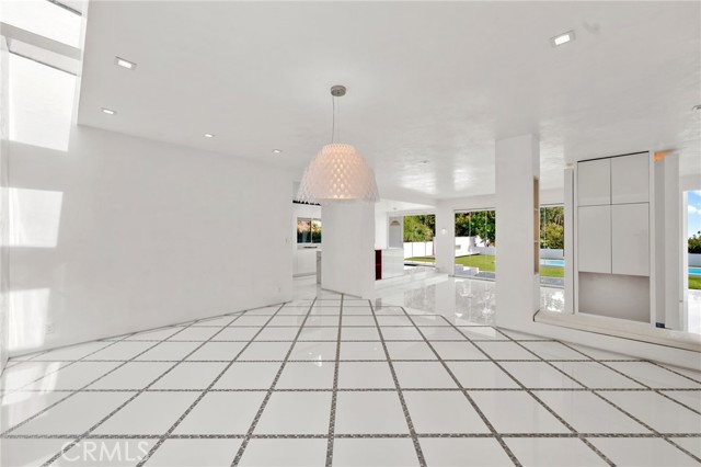 1046 N Hillcrest Road, Beverly Hills CA: https://media.crmls.org/medias/3c2ce98e-4c54-4cb3-af34-a6ff7418ca08.jpg