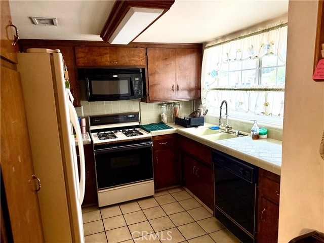 Detail Gallery Image 8 of 16 For 9603 Boxwood Ave, Fontana,  CA 92335 - 4 Beds | 2 Baths