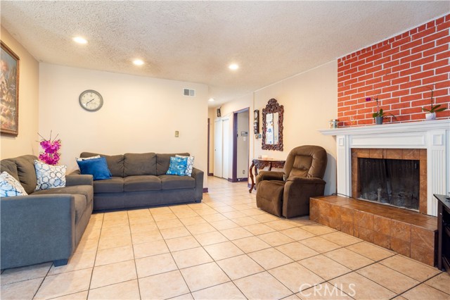 6402 Graves Avenue, Van Nuys CA: https://media.crmls.org/medias/3c30c44d-3f55-4458-bba0-cc55a46bc195.jpg