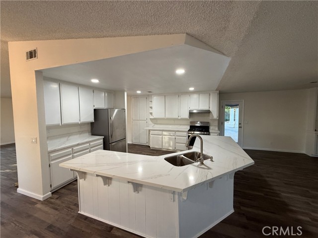 Detail Gallery Image 5 of 33 For 15332 Tuscola Rd, Apple Valley,  CA 92307 - 5 Beds | 3 Baths
