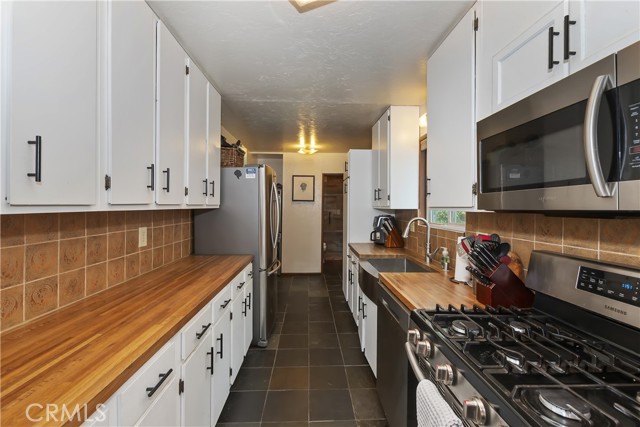 220 Angeles Boulevard, Big Bear City CA: https://media.crmls.org/medias/3c34b9be-56e2-4908-bdc5-8241373ec721.jpg