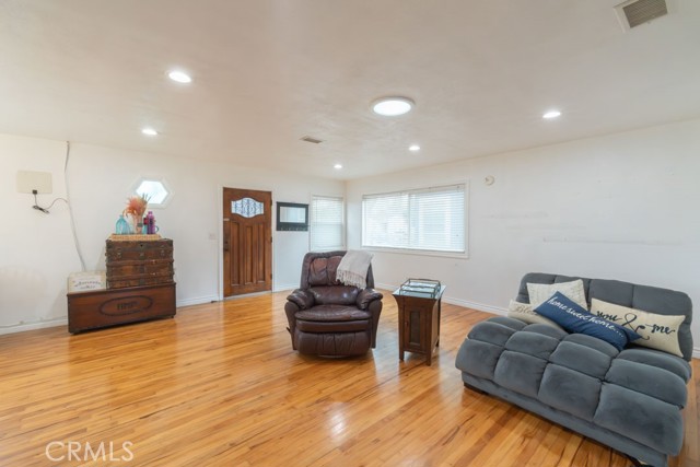 Detail Gallery Image 7 of 41 For 1656 E 63rd, Long Beach,  CA 90805 - 3 Beds | 2 Baths