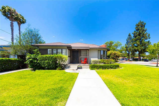 Detail Gallery Image 1 of 25 For 206 S Center St, Orange,  CA 92866 - 4 Beds | 3/1 Baths