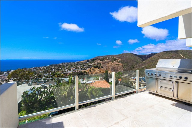 1284 Coronado Drive, Laguna Beach CA: https://media.crmls.org/medias/3c3c1547-5b13-4003-baac-66bba18de386.jpg