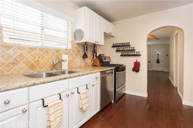 1012 Temple Ave, Long Beach CA: https://media.crmls.org/medias/3c3c8ce0-9e44-4396-a071-9dd477f79e0c.jpg