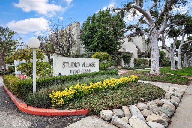 Detail Gallery Image 1 of 1 For 11780 Moorpark St #F,  Studio City,  CA 91604 - 2 Beds | 3 Baths