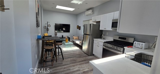 Detail Gallery Image 2 of 8 For 20284 Lorenzana Dr, Woodland Hills,  CA 91364 - 1 Beds | 1 Baths